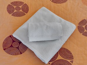 1 bedroom, bed sheets