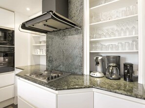 Maison | Cuisine privée | Réfrigérateur, four à micro-ondes, surface de cuisson, lave-vaisselle