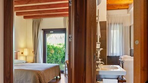 1 habitación y muebles diferentes 