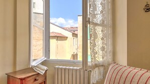 2 bedrooms, bed sheets - Simplistic Apartment in Sanremo near Bagni Paradiso (Sanremo)