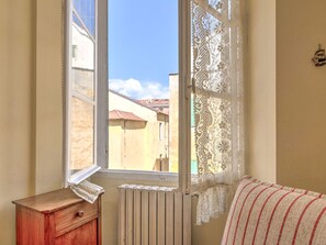 2 bedrooms, bed sheets - Simplistic Apartment in Sanremo near Bagni Paradiso (Sanremo)