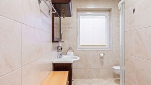 Shower, towels - Lovely Apartment in Zwieselstein With Balcony (Soelden)