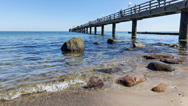 A pier extending into calm waters with clear skies. - Holiday Home in Doberan With Garden (Kuehlungsborn)