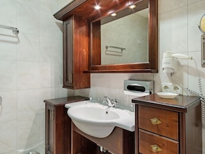 Bathtub, towels