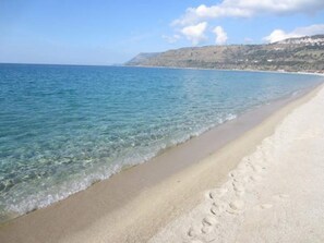 A beach with clear water and a sandy shore. - Belvilla by OYO La Casa di Nina (Nicotera)