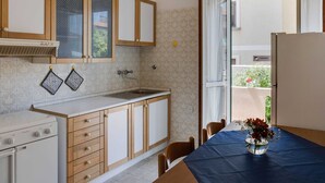 Una cocina compacta con armarios de madera, un fregadero y una estufa.