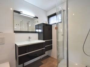 Shower, towels - Splendid Holiday Home in Nigtevecht near Sea & Town Center (Nigtevecht)