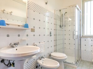 Shower, towels - Sea-view Apartment in Marina di Ragusa With Garden (Ragusa)