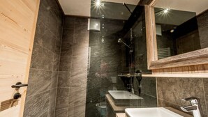 Bathroom - Mountain-view Apartment in Finkenberg With Sauna (Finkenberg)