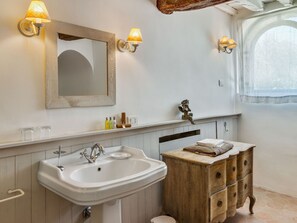 Bathtub, hair dryer, towels