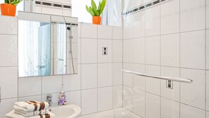 Unclassified image, 4 of 20, button - Simplistic Apartment in Wien near Belvedere Palace (Vienna)