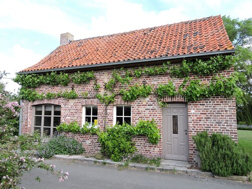 Serene Holiday Home in Roesbrugge-Haringe near City Center