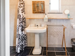 Shower - Serene Holiday Home in Roesbrugge-Haringe near City Center (Poperinge)
