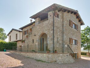 Exterior - Pretty Holiday Home in Gubbio With Garden (Gubbio)