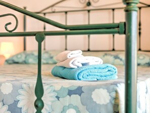 1 Schlafzimmer, individuell eingerichtet, Bettwäsche