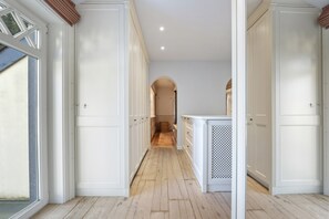 Maison | 5 chambres, ameublement personnalisé, fer et planche à repasser