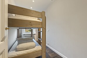 บ้านพัก | 5 ห้องนอน, ตกแต่งพิเศษโดยเฉพาะ, เตารีด/โต๊ะรีดผ้า, ผ้าปูที่นอน