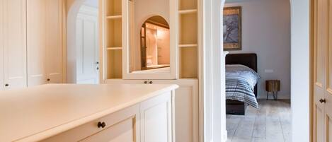 5 عدّة غرف نوم وطراز فريد لكل وحدة ومكواة/لوح كي وملاءات أسرّة