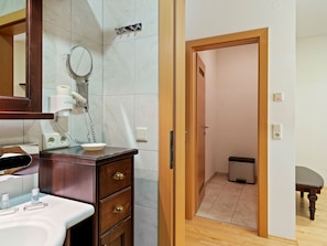 Bathtub, towels