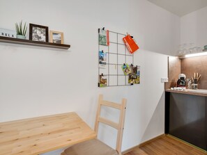 Wasserkocher mit Kaffee-/Teezubehör, Kühlschrank