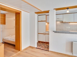 Fridge, coffee/tea maker