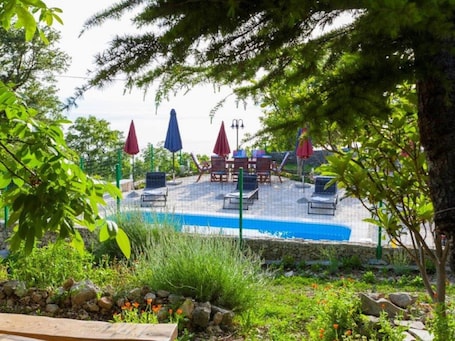 Una piscina techada, una piscina al aire libre
