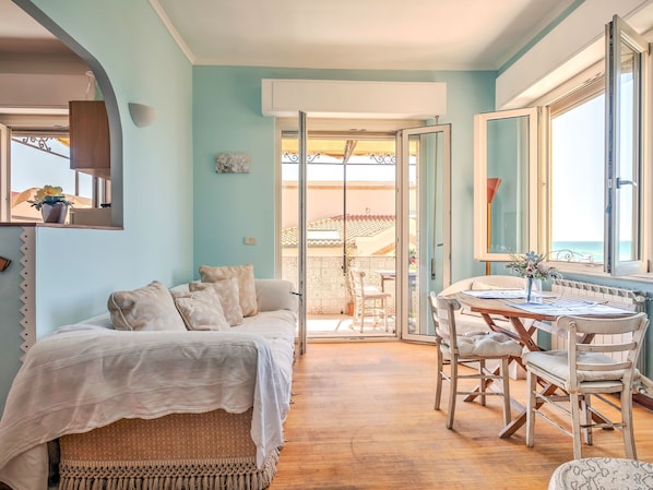 Living room - Elegant Holiday Home in Lido di Ostia near Sea Beach (Rome)