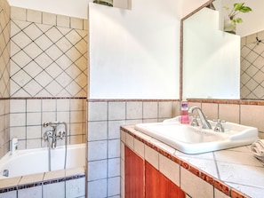 Shower, towels - Elegant Holiday Home in Lido di Ostia near Sea Beach (Rome)
