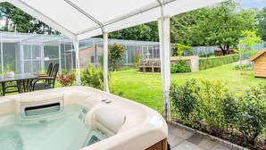 Room - Inviting Holiday Home in Pelt With Garden, Patio, Hot Tub (Overpelt)