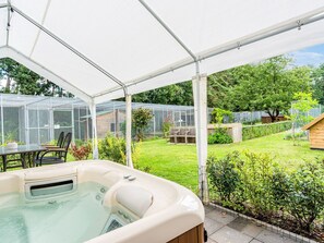 2 bedrooms, individually furnished, bed sheets - Inviting Holiday Home in Pelt With Garden, Patio, Hot Tub (Overpelt)