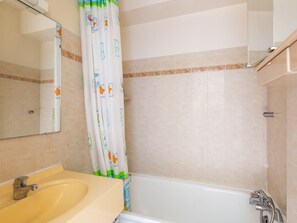 Bathtub, towels - Sea-view Apartment in Théoule-sur-mer With Swimming Pool (Theoule-sur-Mer)