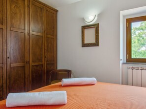 1 Schlafzimmer, individuell eingerichtet, Bettwäsche