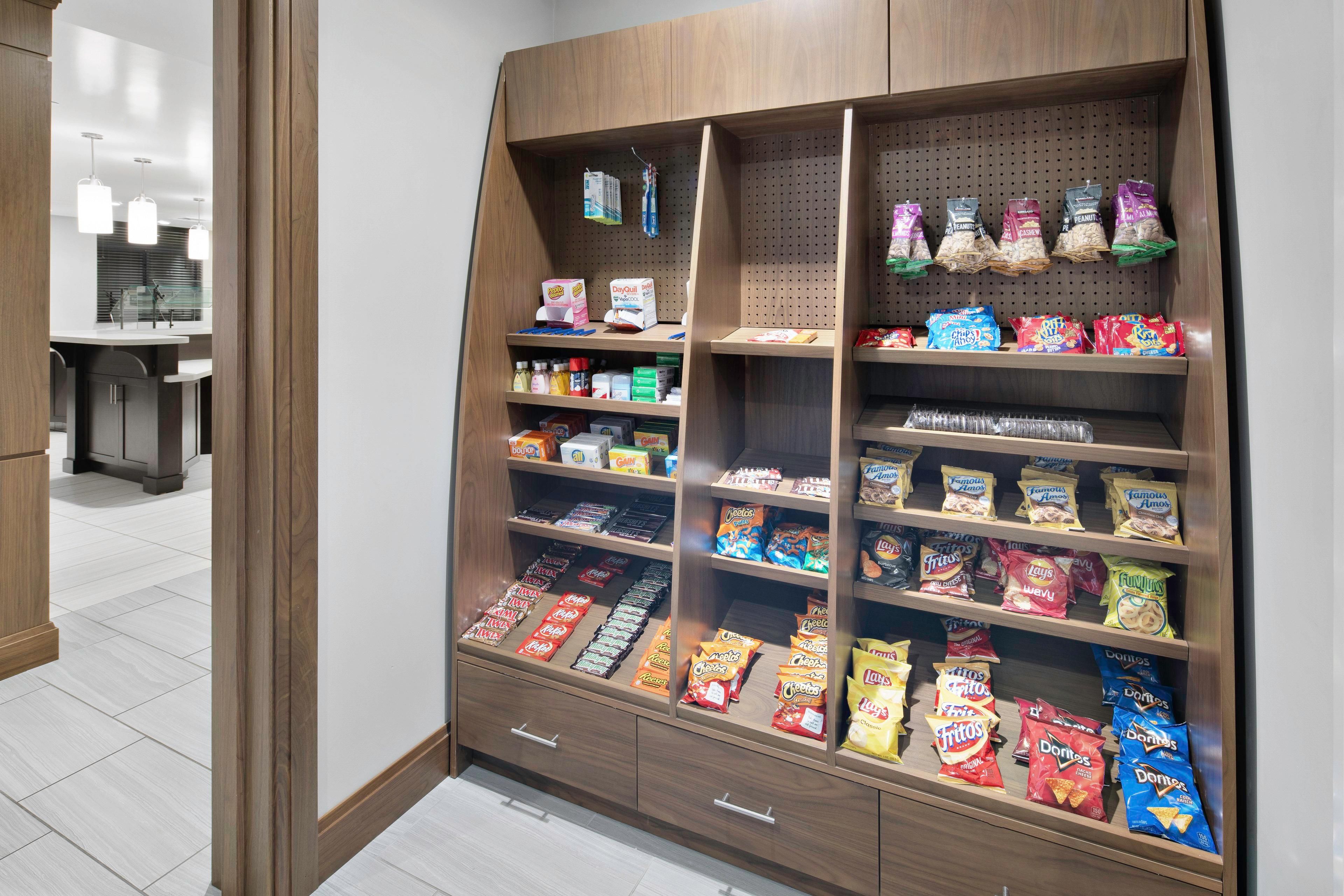 Un espositore con patatine e altri snack.