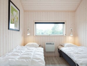 4 bedrooms, cribs/infant beds