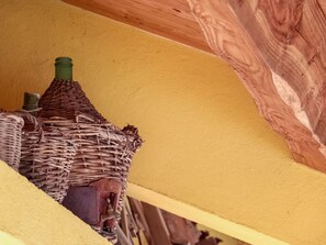 4 kamar tidur dan dilengkapi dengan perabotan berbeda-beda