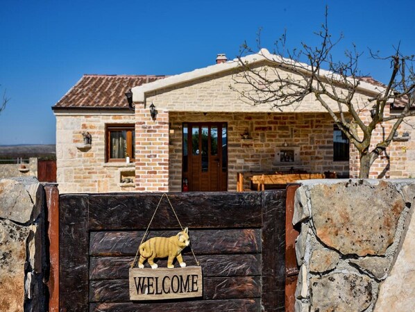 Exterior - Enticing Holiday Home in Budak With Private Swimming Pool (Stankovci)