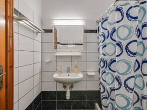 Villa | Bathroom - Simplistic Villa in Korfu near Sea Beach (Corfu)