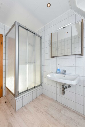 Dusch, hårtork, tvål och toalettpapper