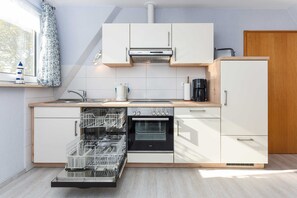 Køleskab, ovn, opvaskemaskine, højstol