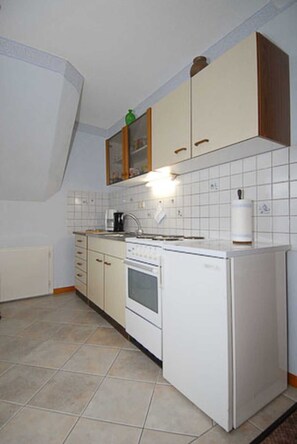 Fridge, oven, stovetop, dishwasher - Ferienwohnung Hofblick - Ferienhof Deichblick im Wangerland (Wangerland)