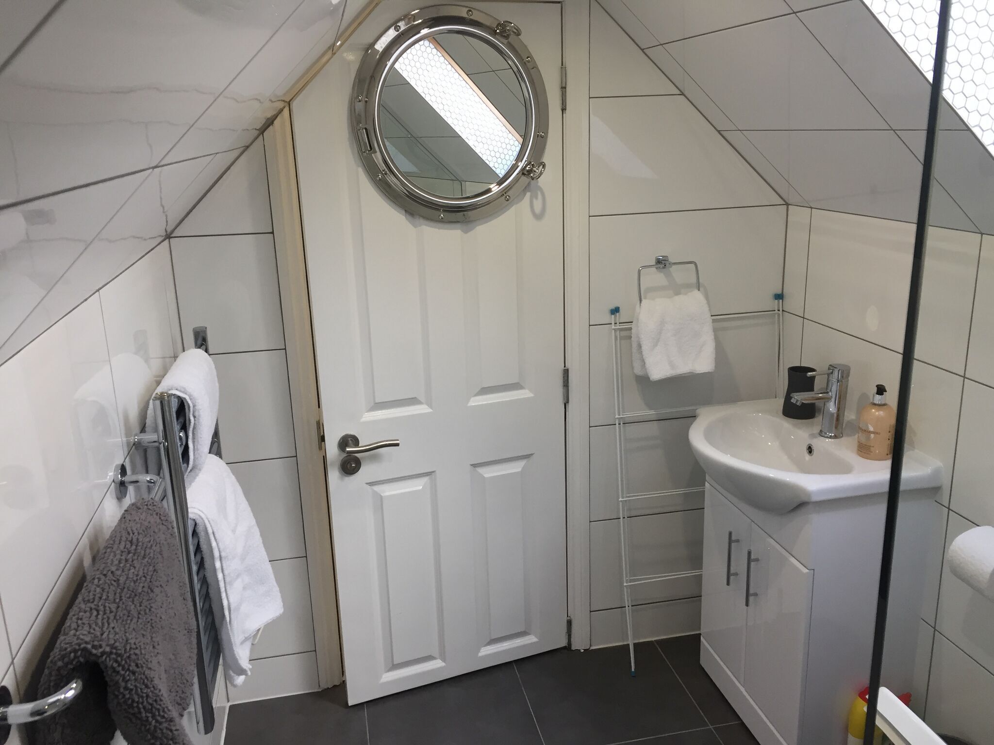 Regadera, secadora de cabello, toallas 