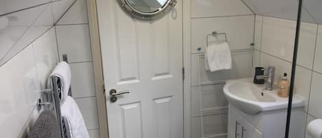 Suihku, hiustenkuivaaja, pyyhkeet