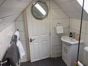 Dusj, hårføner og håndklær