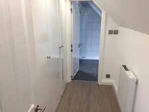 Douche, séchoir à cheveux, serviettes fournies