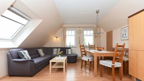 Un loft moderno con comedor, sofá y cocina.