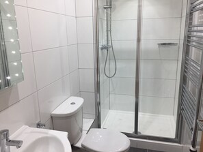 Douche, sèche-cheveux, serviettes fournies