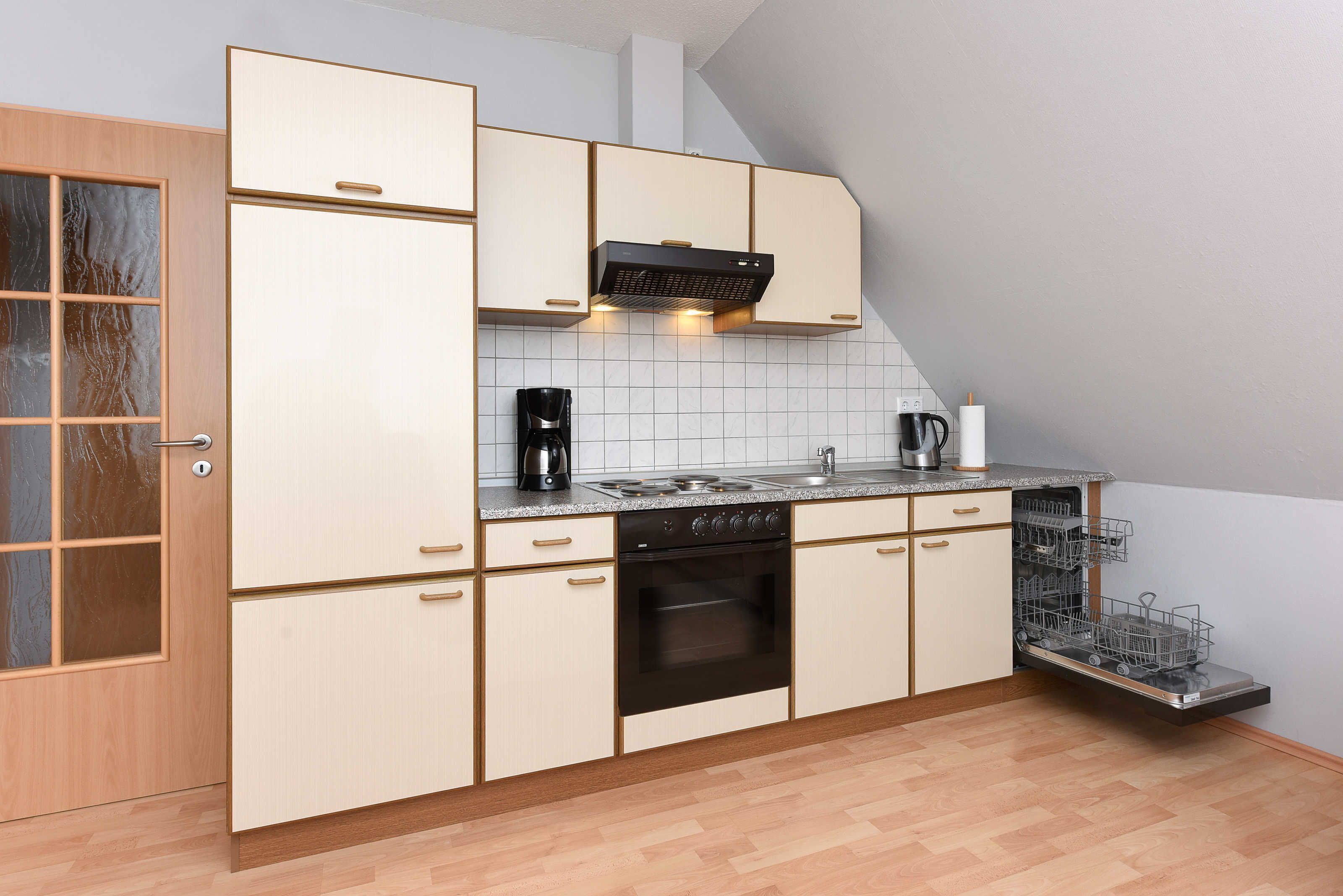 Kühlschrank, Ofen, Geschirrspüler, Hochstuhl