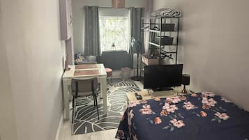 1 habitación, tabla de planchar con plancha, wifi y ropa de cama