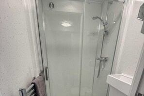 Ducha, secador de pelo y toallas