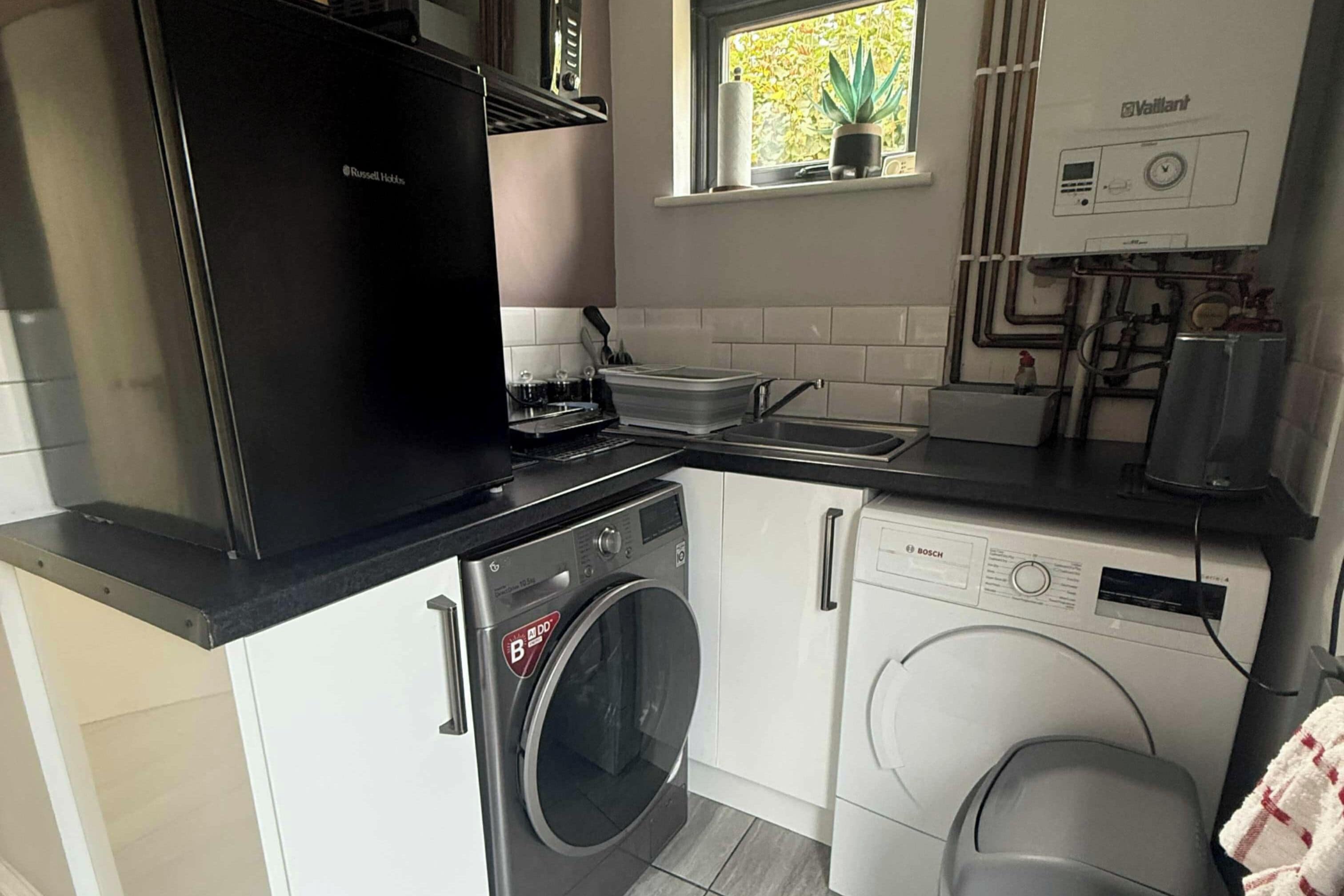 Kjøleskap, mikrobølgeovn, kokeplater og brødrister